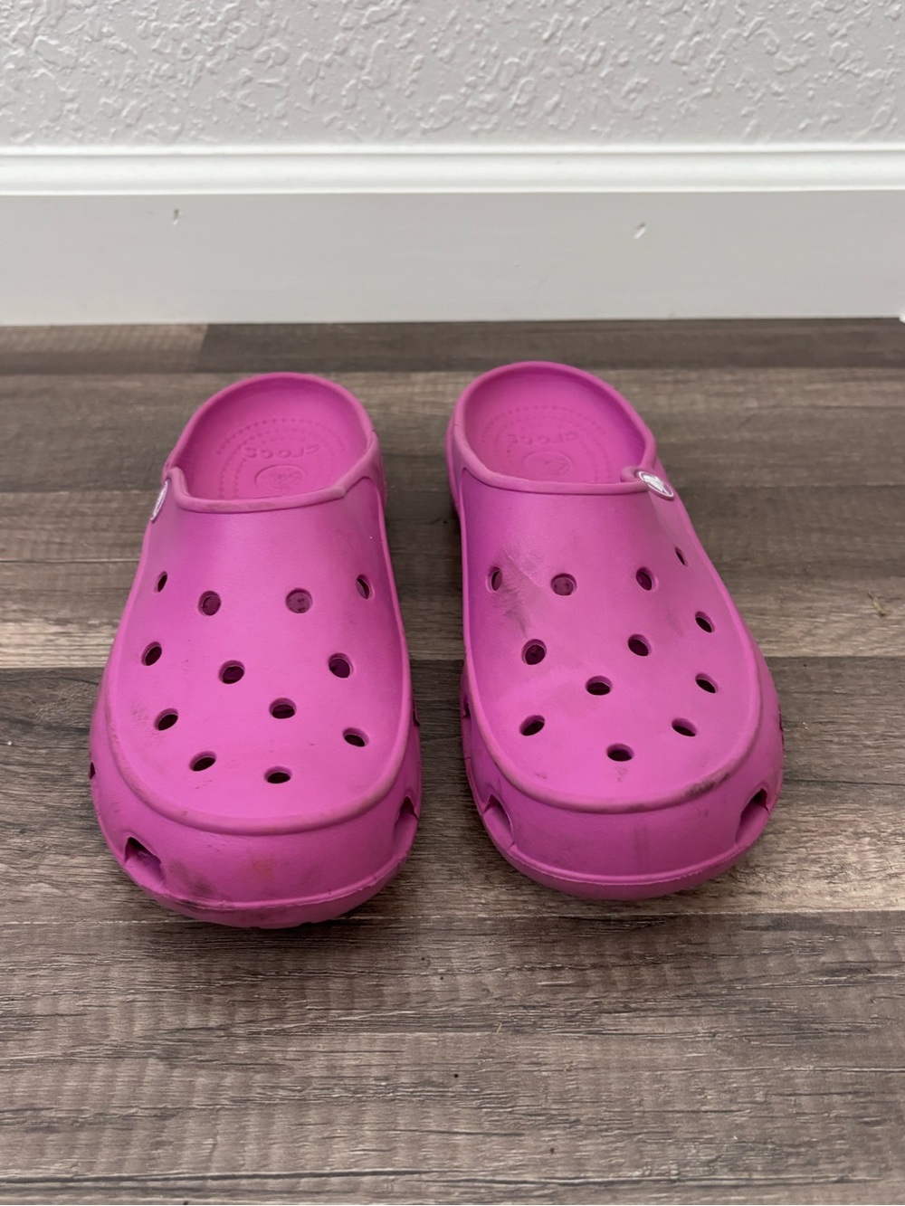 CROCS Classic Clog Slip-On in Bright Pink
